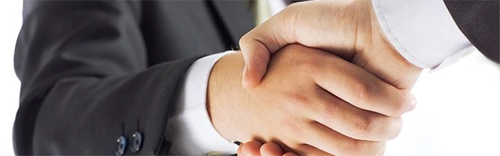 Zdjęcie przedstawia uściśnięte dłonie dwóch ludzi w geście porozumienia.